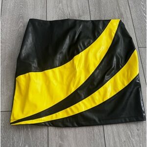 Fashion nova skirt  🖤💛